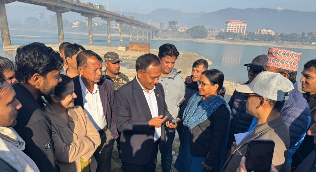 मन्त्री घिसिङद्वारा नारायणीको सिग्नेचर पुल निर्माणस्थल अनुगमन